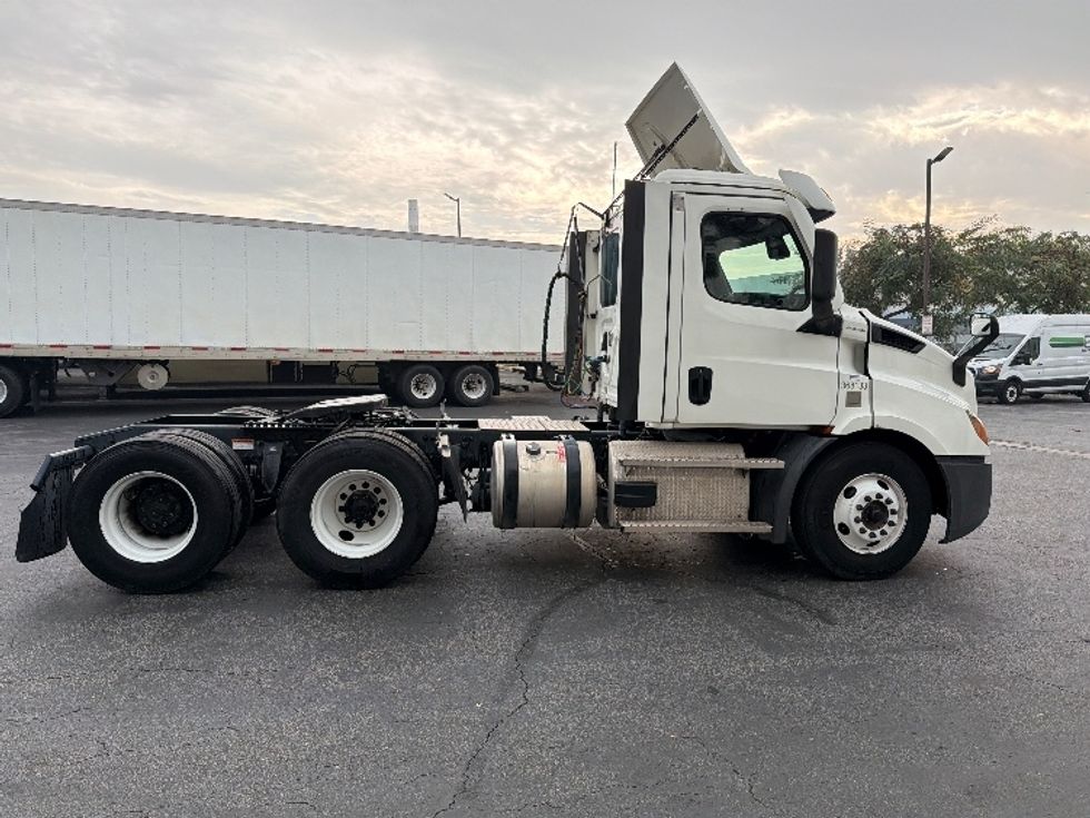 Day Cab Tractor-Heavy Duty Tractors-Freightliner-2020-T11664ST-Torrance-CA-152,454\n\t\tmiles-$ 64,000 - Image 8