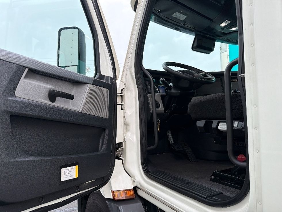 Day Cab Tractor-Heavy Duty Tractors-Freightliner-2020-T11664ST-Torrance-CA-152,454\n\t\tmiles-$ 64,000 - Image 9