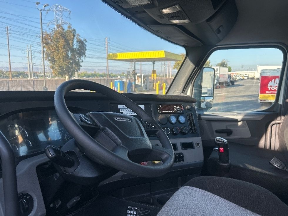 Day Cab Tractor-Heavy Duty Tractors-Freightliner-2020-T11664ST-Torrance-CA-514,448\n\t\tmiles-$ 45,250 - Image 10