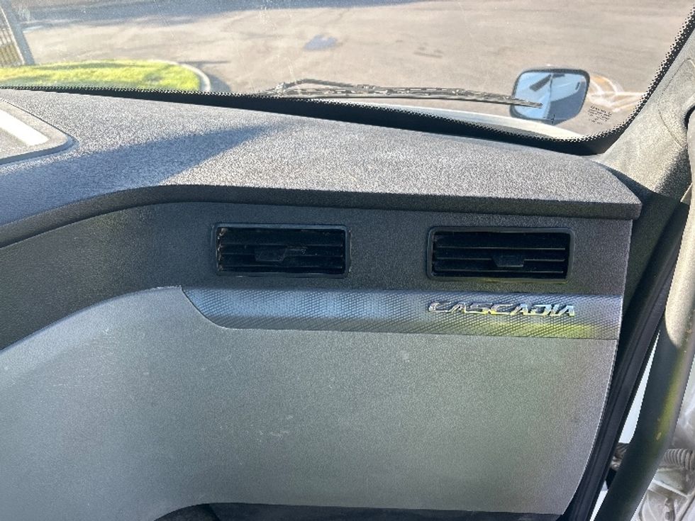 Day Cab Tractor-Heavy Duty Tractors-Freightliner-2020-T11664ST-Torrance-CA-514,448\n\t\tmiles-$ 45,250 - Image 13