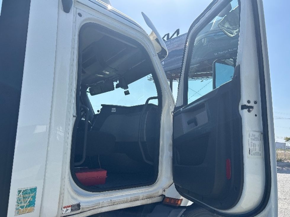 Day Cab Tractor-Heavy Duty Tractors-Freightliner-2020-T11664ST-Torrance-CA-537,636\n\t\tmiles-$ 38,250 - Image 12