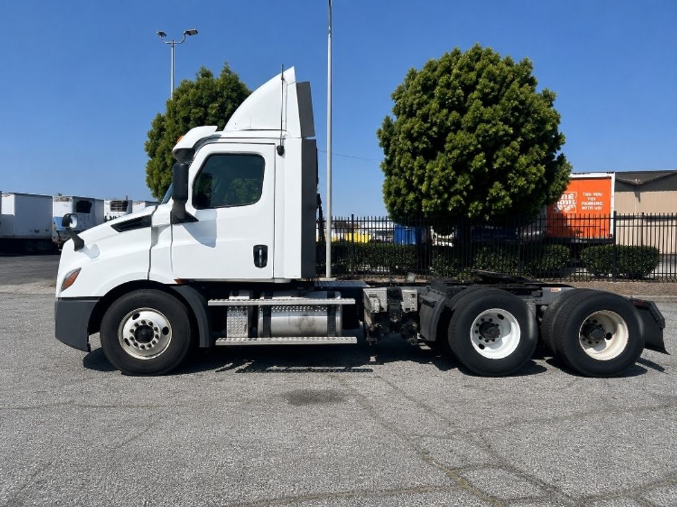 Day Cab Tractor-Heavy Duty Tractors-Freightliner-2020-T11664ST-Torrance-CA-537,636\n\t\tmiles-$ 38,250 - Image 4