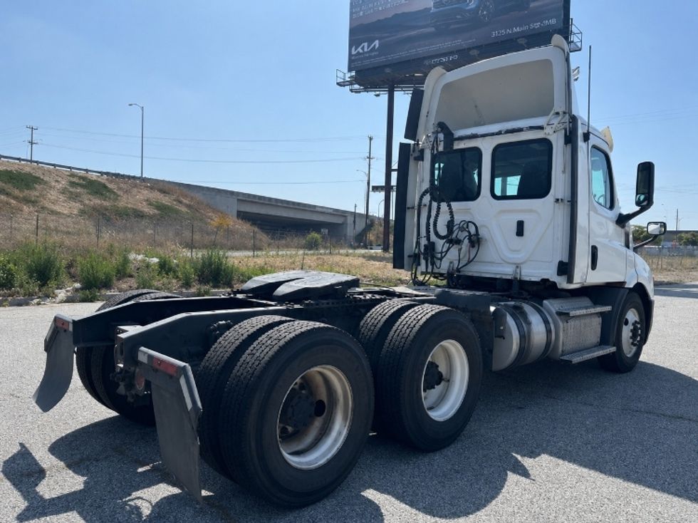 Day Cab Tractor-Heavy Duty Tractors-Freightliner-2020-T11664ST-Torrance-CA-537,636\n\t\tmiles-$ 38,250 - Image 7