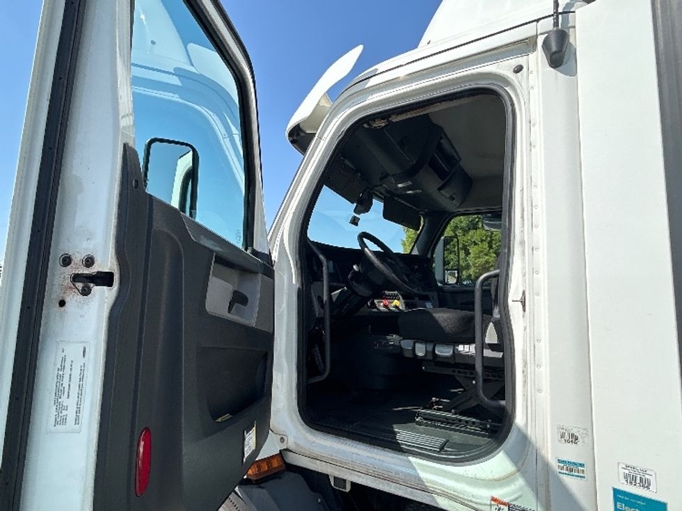 Day Cab Tractor-Heavy Duty Tractors-Freightliner-2020-T11664ST-Torrance-CA-537,636\n\t\tmiles-$ 38,250 - Image 9