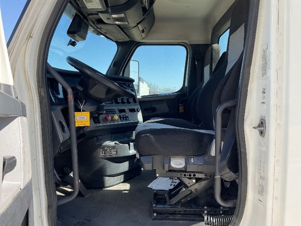 Day Cab Tractor-Heavy Duty Tractors-Freightliner-2020-T11664ST-Tulsa-OK-298,564\n\t\tmiles-$ 55,250 - Image 10