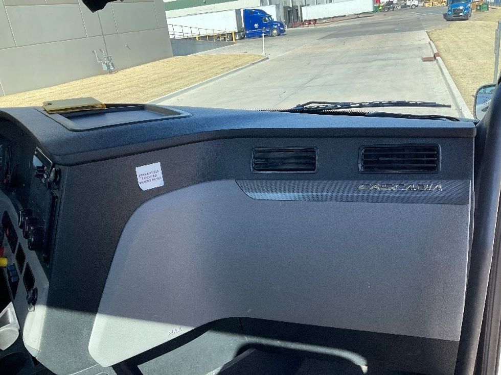 Day Cab Tractor-Heavy Duty Tractors-Freightliner-2020-T11664ST-Tulsa-OK-298,564\n\t\tmiles-$ 55,250 - Image 13