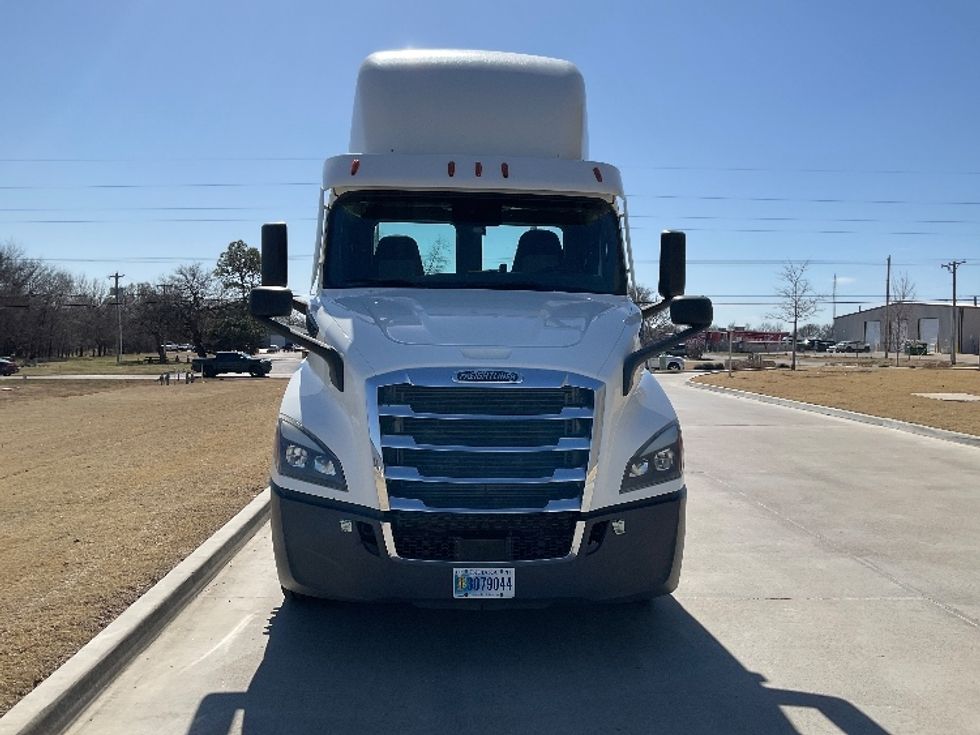 Day Cab Tractor-Heavy Duty Tractors-Freightliner-2020-T11664ST-Tulsa-OK-298,564\n\t\tmiles-$ 55,250 - Image 2
