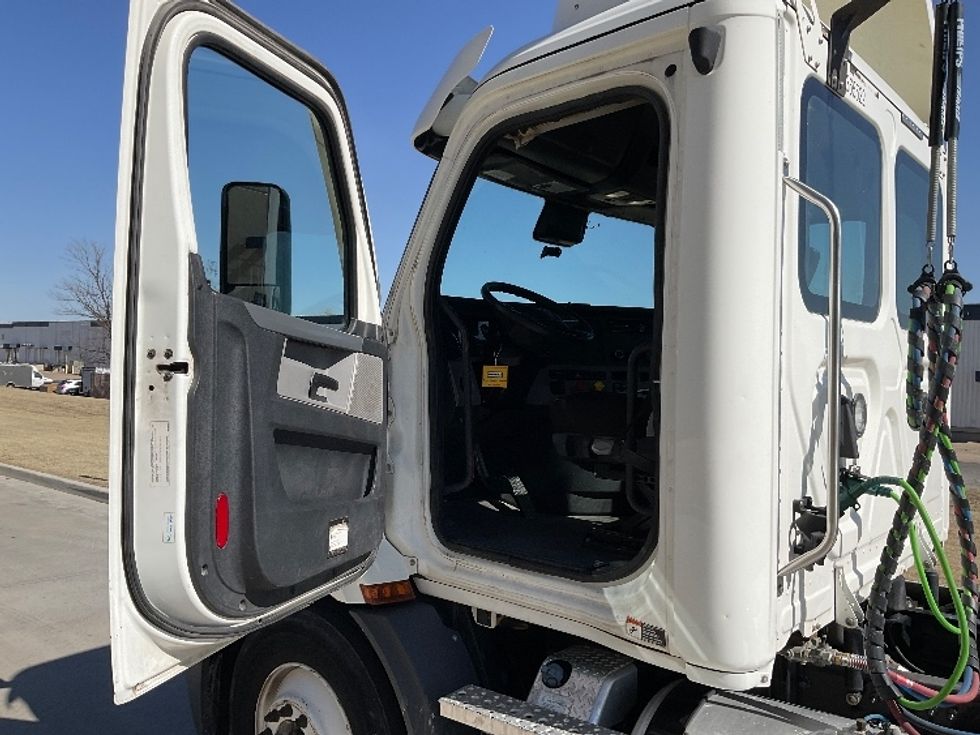 Day Cab Tractor-Heavy Duty Tractors-Freightliner-2020-T11664ST-Tulsa-OK-298,564\n\t\tmiles-$ 55,250 - Image 9