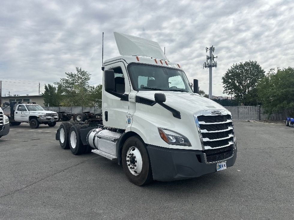 Day Cab Tractor-Heavy Duty Tractors-Freightliner-2020-T11664ST-West Sacramento-CA-290,542\n\t\tmiles-$ 57,750 - Image 1