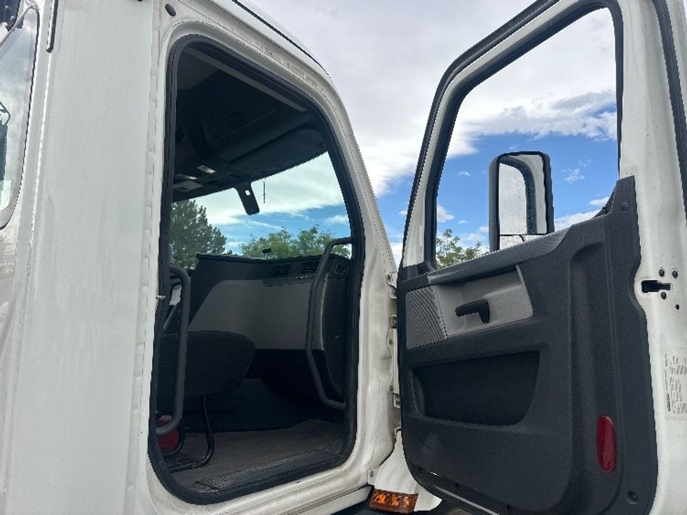Day Cab Tractor-Heavy Duty Tractors-Freightliner-2020-T11664ST-West Sacramento-CA-290,542\n\t\tmiles-$ 57,750 - Image 12