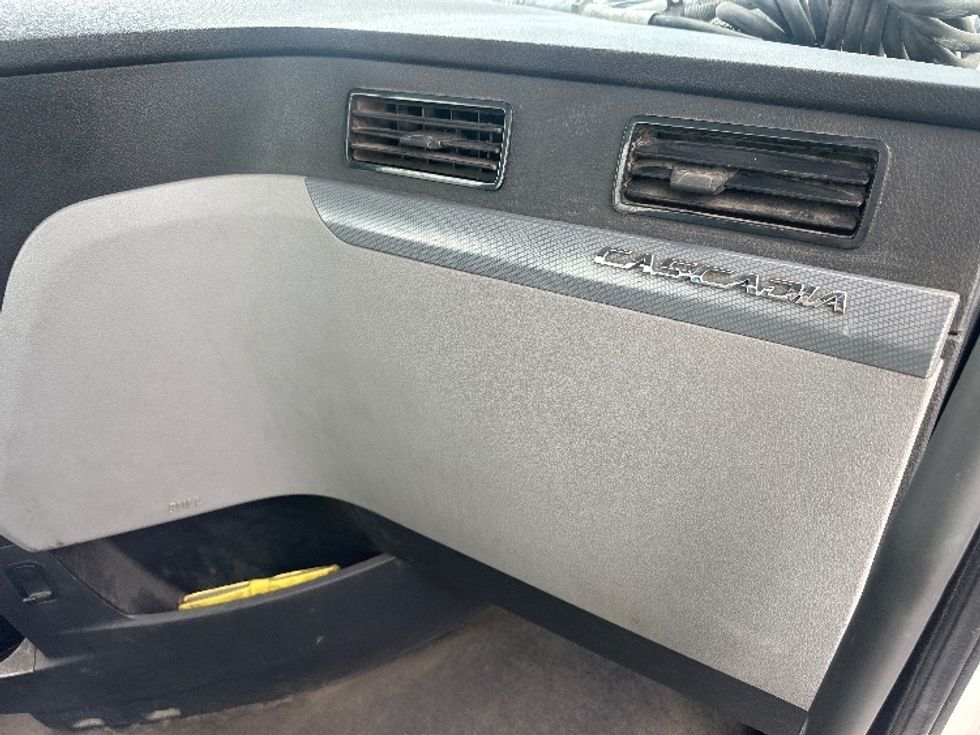 Day Cab Tractor-Heavy Duty Tractors-Freightliner-2020-T11664ST-West Sacramento-CA-290,542\n\t\tmiles-$ 57,750 - Image 13