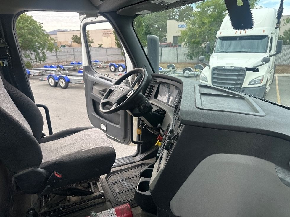 Day Cab Tractor-Heavy Duty Tractors-Freightliner-2020-T11664ST-West Sacramento-CA-290,542\n\t\tmiles-$ 57,750 - Image 14