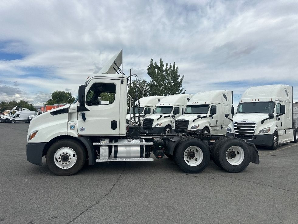 Day Cab Tractor-Heavy Duty Tractors-Freightliner-2020-T11664ST-West Sacramento-CA-290,542\n\t\tmiles-$ 57,750 - Image 4
