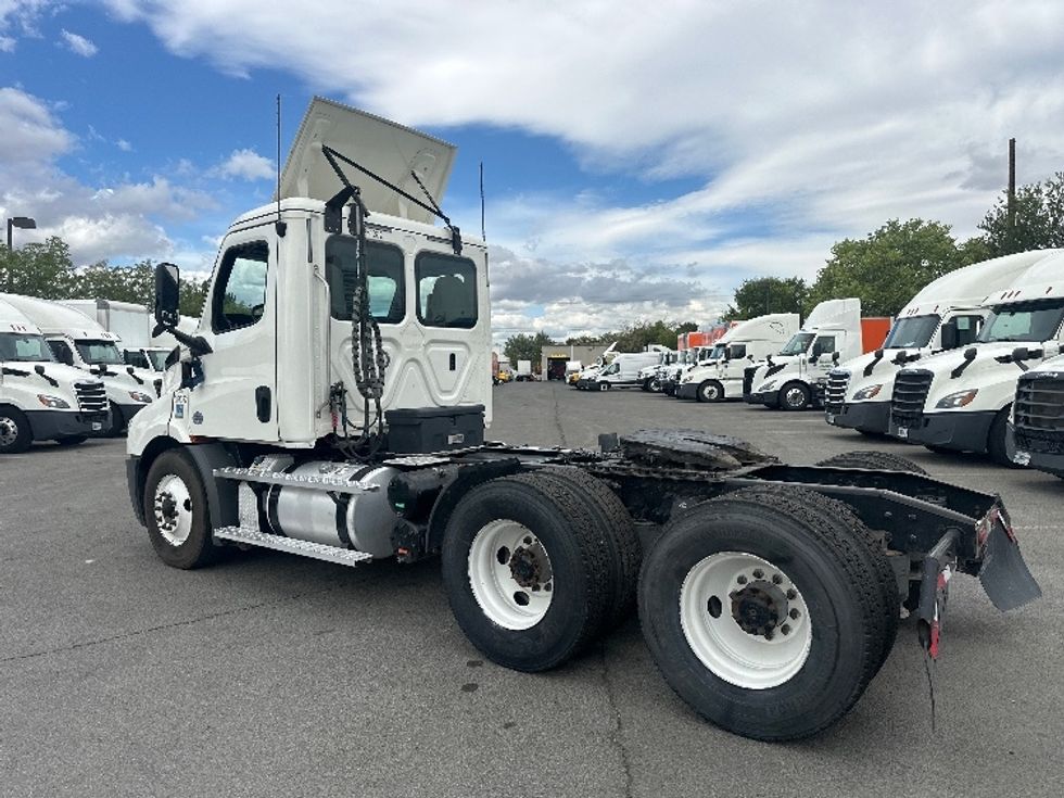 Day Cab Tractor-Heavy Duty Tractors-Freightliner-2020-T11664ST-West Sacramento-CA-290,542\n\t\tmiles-$ 57,750 - Image 5