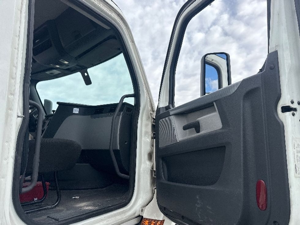 Day Cab Tractor-Heavy Duty Tractors-Freightliner-2020-T11664ST-West Sacramento-CA-394,957\n\t\tmiles-$ 52,000 - Image 11