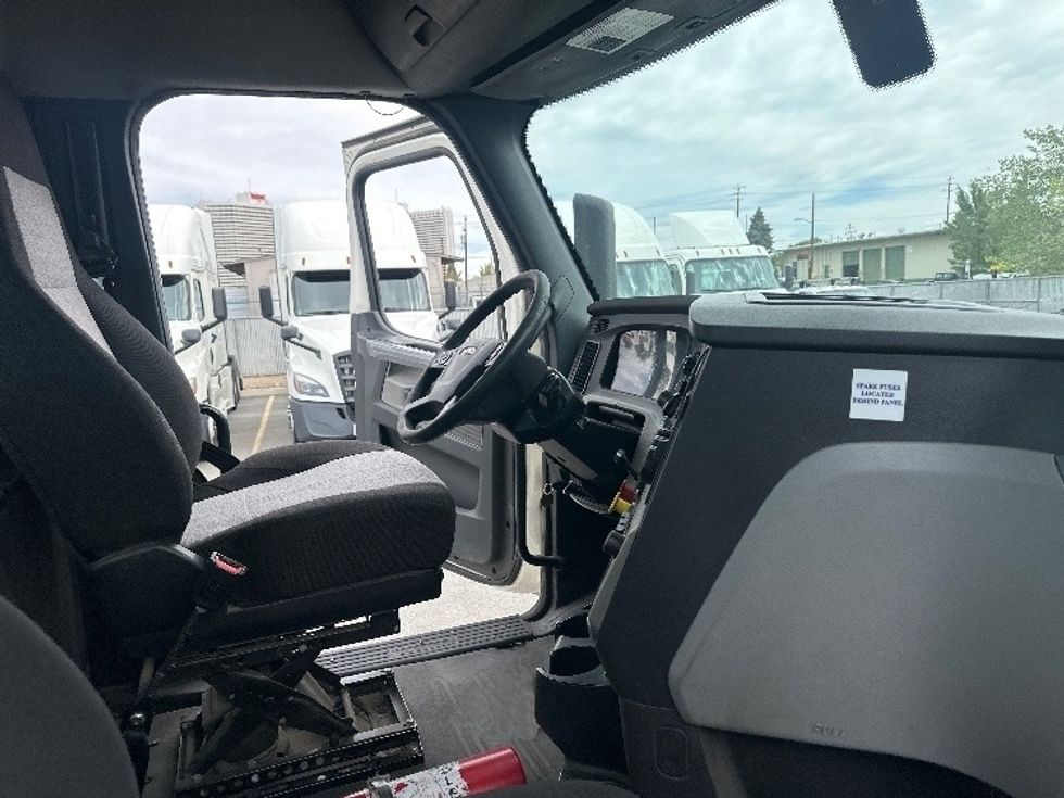 Day Cab Tractor-Heavy Duty Tractors-Freightliner-2020-T11664ST-West Sacramento-CA-394,957\n\t\tmiles-$ 52,000 - Image 13