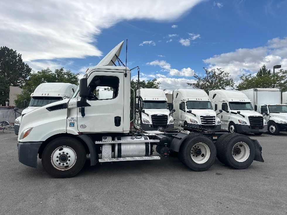 Day Cab Tractor-Heavy Duty Tractors-Freightliner-2020-T11664ST-West Sacramento-CA-394,957\n\t\tmiles-$ 52,000 - Image 4