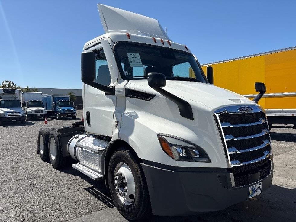 Day Cab Tractor-Heavy Duty Tractors-Freightliner-2020-T11664ST-West Sacramento-CA-426,542\n\t\tmiles-$ 51,000 - Image 1