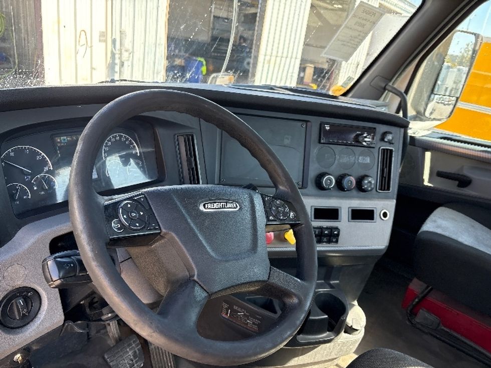 Day Cab Tractor-Heavy Duty Tractors-Freightliner-2020-T11664ST-West Sacramento-CA-426,542\n\t\tmiles-$ 51,000 - Image 10