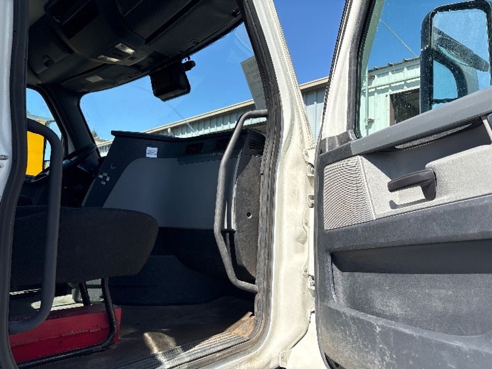 Day Cab Tractor-Heavy Duty Tractors-Freightliner-2020-T11664ST-West Sacramento-CA-426,542\n\t\tmiles-$ 51,000 - Image 12