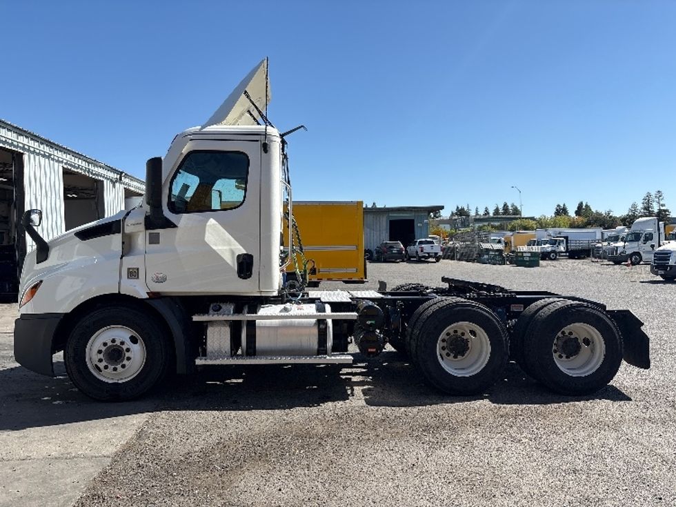 Day Cab Tractor-Heavy Duty Tractors-Freightliner-2020-T11664ST-West Sacramento-CA-426,542\n\t\tmiles-$ 51,000 - Image 4