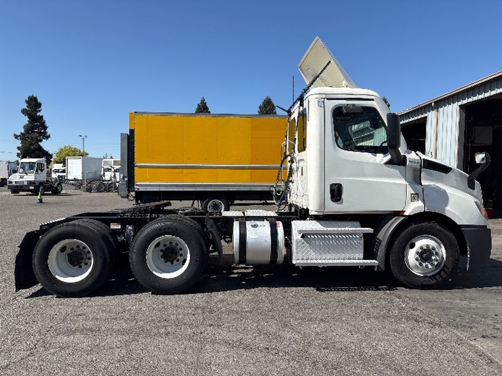Day Cab Tractor-Heavy Duty Tractors-Freightliner-2020-T11664ST-West Sacramento-CA-426,542\n\t\tmiles-$ 51,000 - Image 8