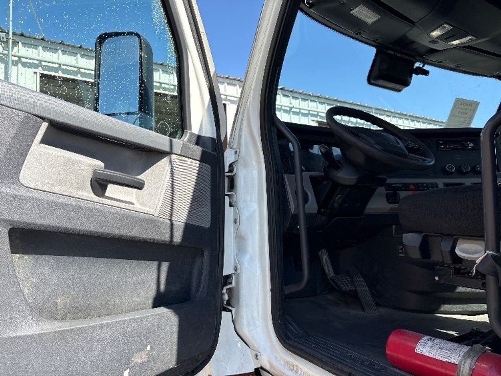 Day Cab Tractor-Heavy Duty Tractors-Freightliner-2020-T11664ST-West Sacramento-CA-426,542\n\t\tmiles-$ 51,000 - Image 9