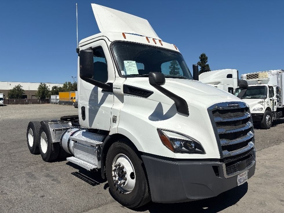 Day Cab Tractor-Heavy Duty Tractors-Freightliner-2020-T11664ST-West Sacramento-CA-504,065\n\t\tmiles-$ 43,500 - Image 1