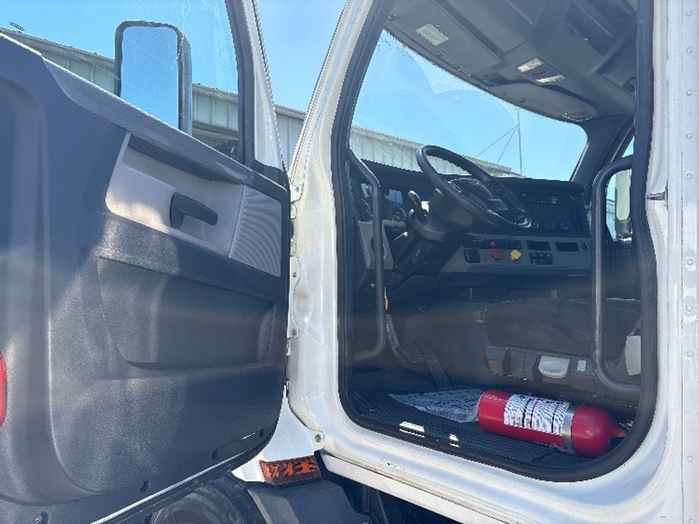 Day Cab Tractor-Heavy Duty Tractors-Freightliner-2020-T11664ST-West Sacramento-CA-504,065\n\t\tmiles-$ 43,500 - Image 9