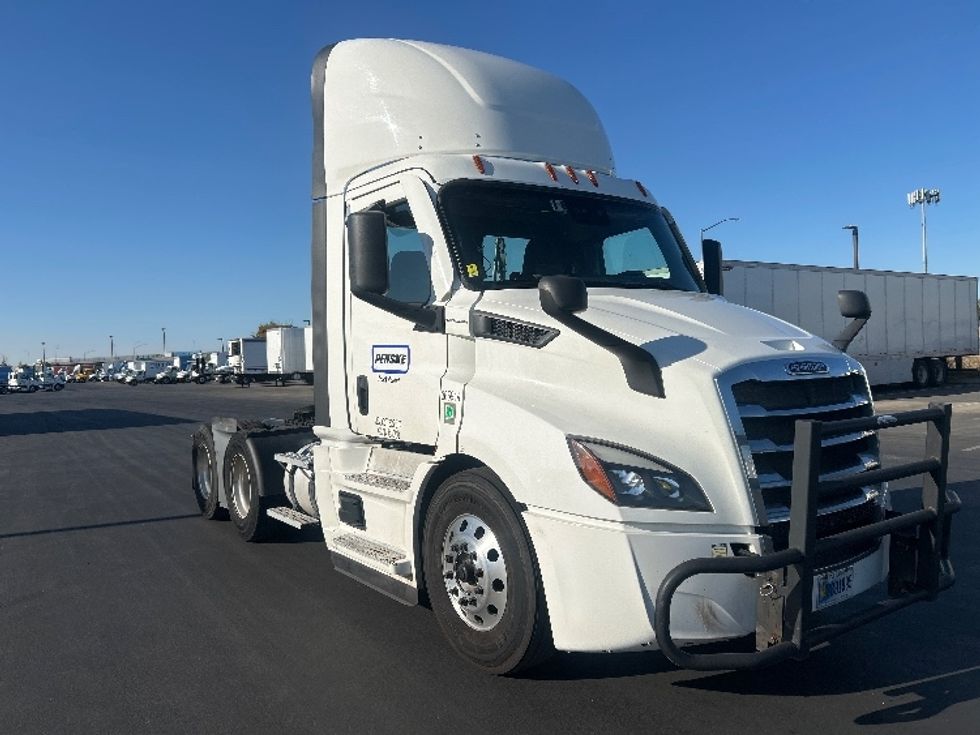 Day Cab Tractor-Heavy Duty Tractors-Freightliner-2020-T11664ST-West Sacramento-CA-599,027\n\t\tmiles-$ 34,500 - Image 1