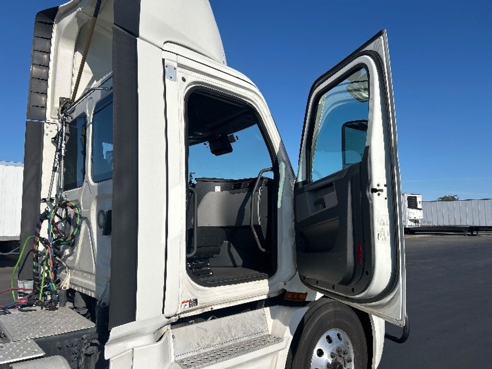 Day Cab Tractor-Heavy Duty Tractors-Freightliner-2020-T11664ST-West Sacramento-CA-599,027\n\t\tmiles-$ 34,500 - Image 12