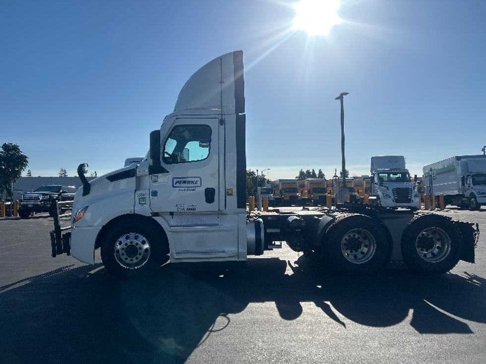 Day Cab Tractor-Heavy Duty Tractors-Freightliner-2020-T11664ST-West Sacramento-CA-599,027\n\t\tmiles-$ 34,500 - Image 4