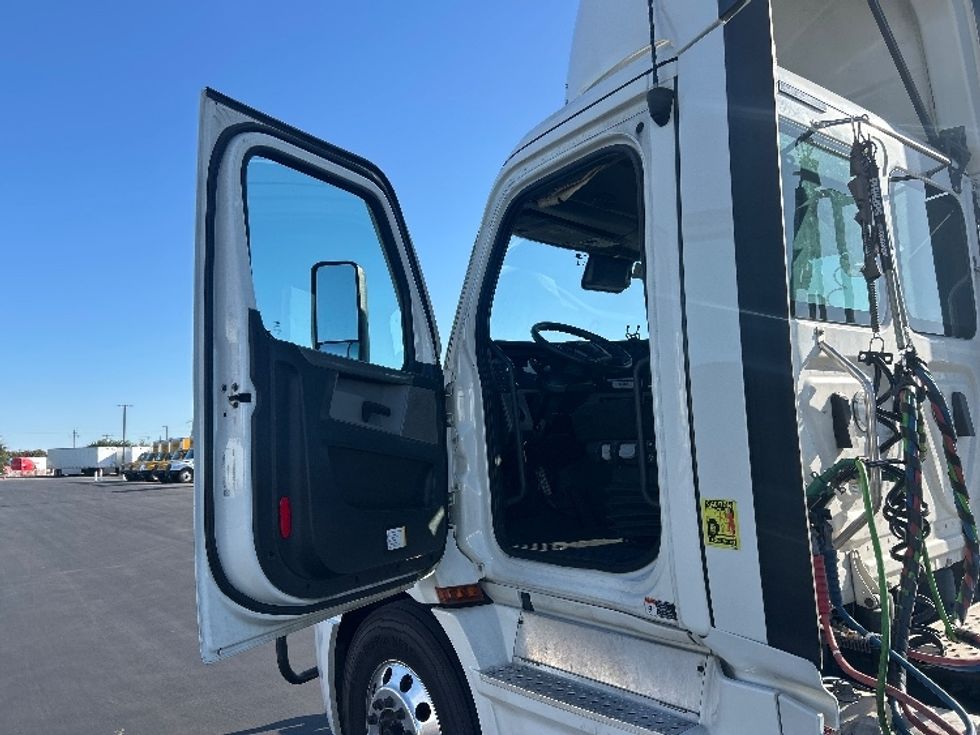 Day Cab Tractor-Heavy Duty Tractors-Freightliner-2020-T11664ST-West Sacramento-CA-599,027\n\t\tmiles-$ 34,500 - Image 9