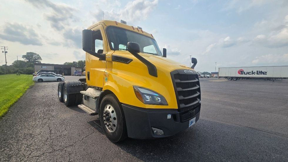 Day Cab Tractor-Heavy Duty Tractors-Freightliner-2020-T11664ST-White Deer-PA-301,208\n\t\tmiles-$ 43,000 - Image 1