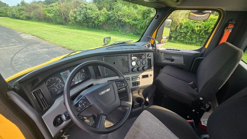 Day Cab Tractor-Heavy Duty Tractors-Freightliner-2020-T11664ST-White Deer-PA-301,208\n\t\tmiles-$ 43,000 - Image 10