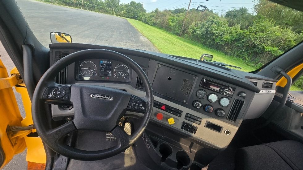 Day Cab Tractor-Heavy Duty Tractors-Freightliner-2020-T11664ST-White Deer-PA-301,208\n\t\tmiles-$ 43,000 - Image 11