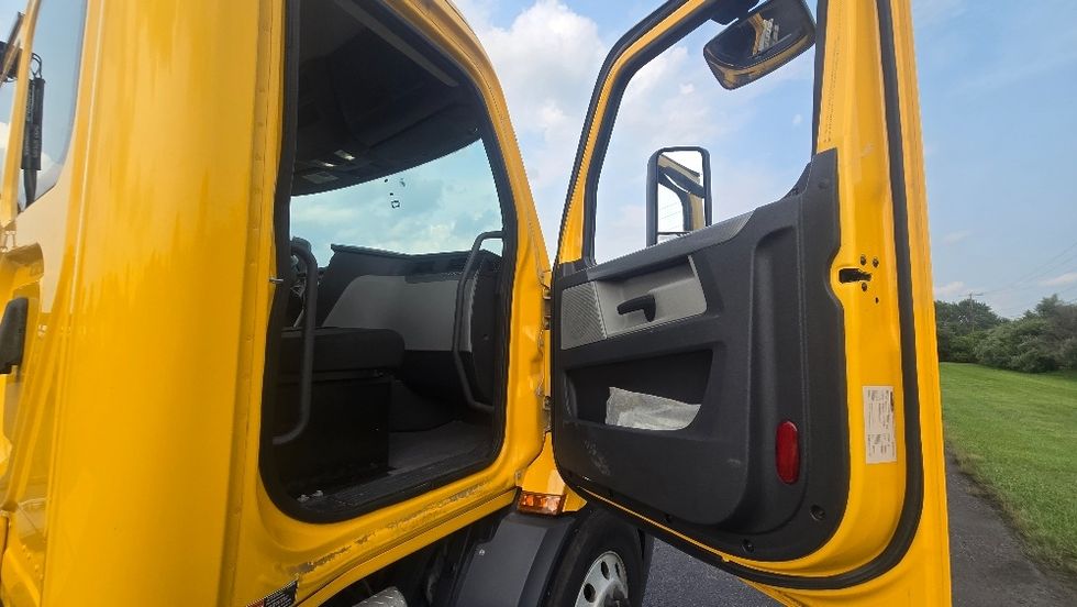 Day Cab Tractor-Heavy Duty Tractors-Freightliner-2020-T11664ST-White Deer-PA-301,208\n\t\tmiles-$ 43,000 - Image 12