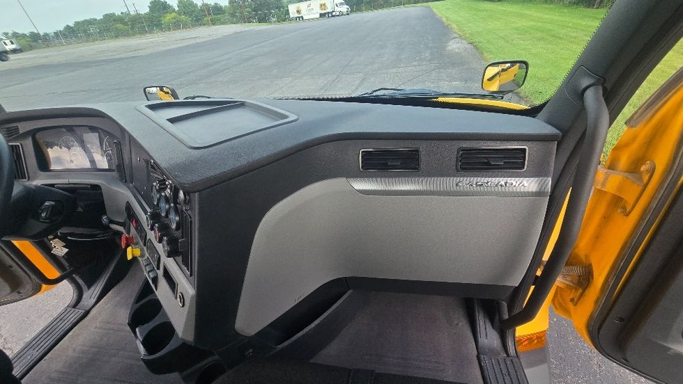 Day Cab Tractor-Heavy Duty Tractors-Freightliner-2020-T11664ST-White Deer-PA-301,208\n\t\tmiles-$ 43,000 - Image 13