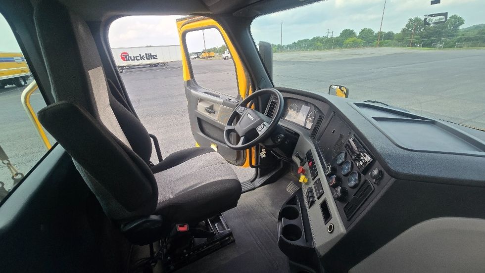 Day Cab Tractor-Heavy Duty Tractors-Freightliner-2020-T11664ST-White Deer-PA-301,208\n\t\tmiles-$ 43,000 - Image 14