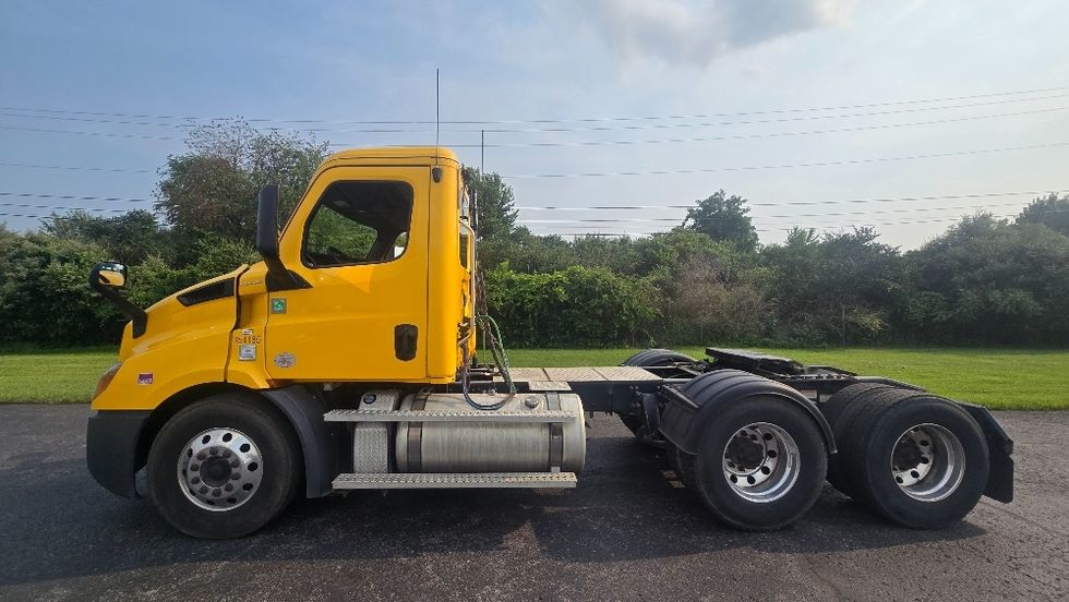 Day Cab Tractor-Heavy Duty Tractors-Freightliner-2020-T11664ST-White Deer-PA-301,208\n\t\tmiles-$ 43,000 - Image 4