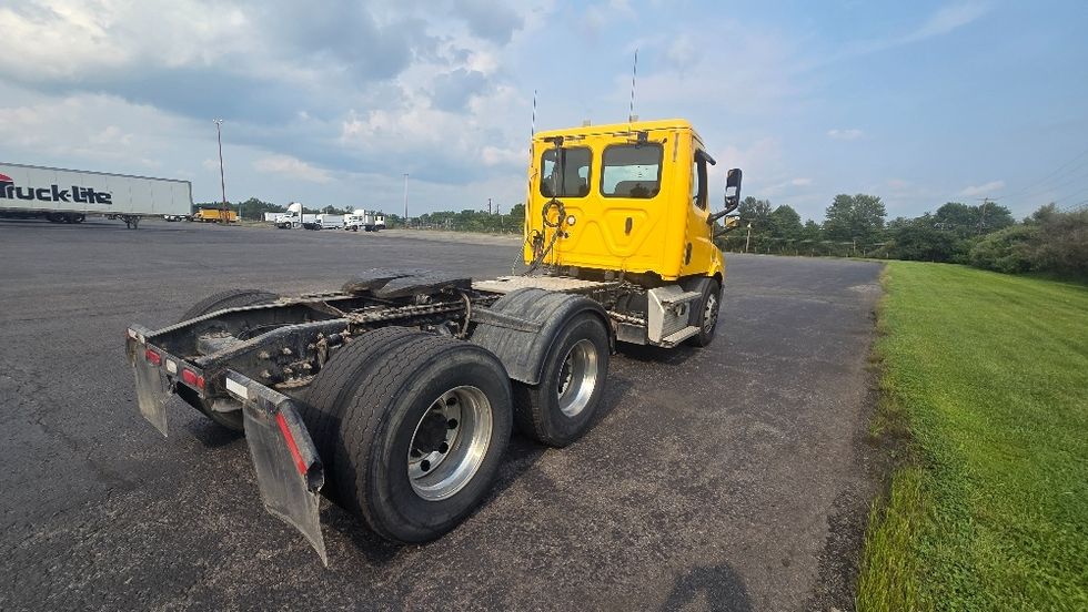 Day Cab Tractor-Heavy Duty Tractors-Freightliner-2020-T11664ST-White Deer-PA-301,208\n\t\tmiles-$ 43,000 - Image 7