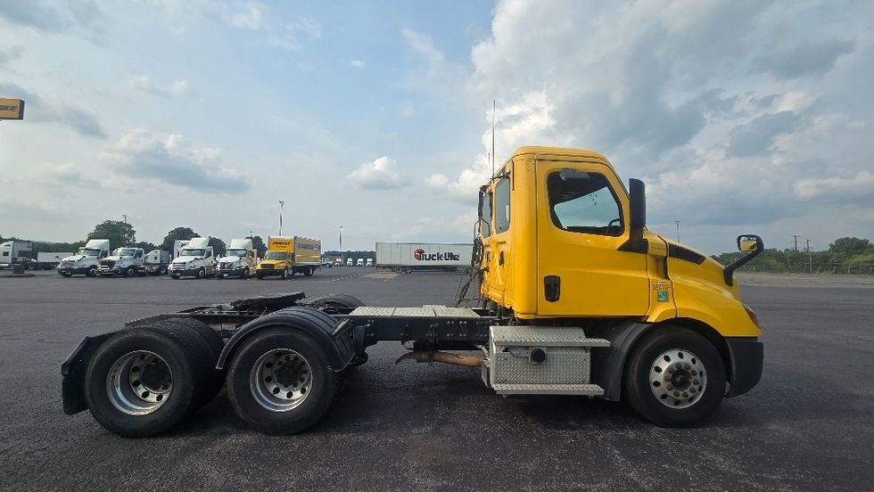 Day Cab Tractor-Heavy Duty Tractors-Freightliner-2020-T11664ST-White Deer-PA-301,208\n\t\tmiles-$ 43,000 - Image 8