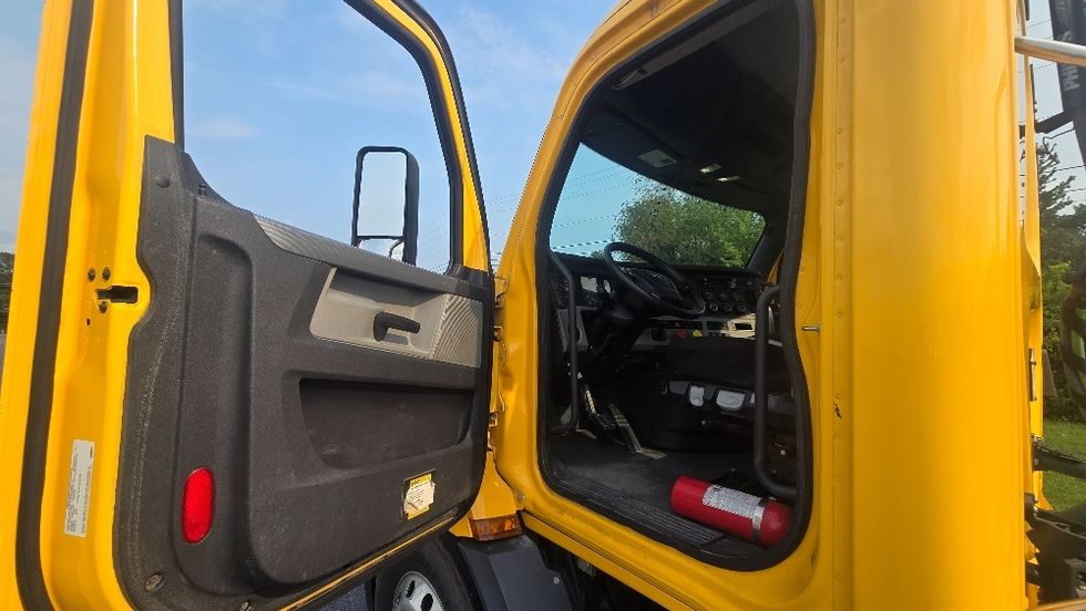 Day Cab Tractor-Heavy Duty Tractors-Freightliner-2020-T11664ST-White Deer-PA-301,208\n\t\tmiles-$ 43,000 - Image 9