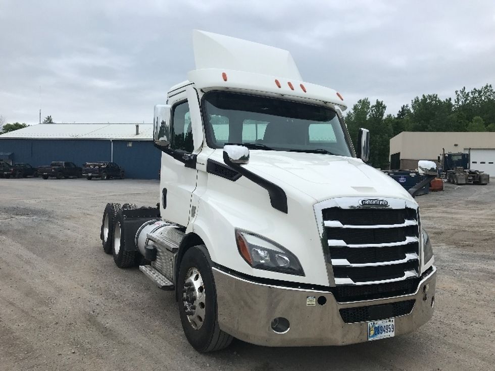 Day Cab Tractor-Heavy Duty Tractors-Freightliner-2020-T11664ST-Whitesboro-NY-160,577\n\t\tmiles-$ 58,250 - Image 1
