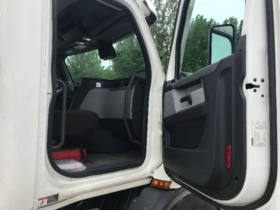 Day Cab Tractor-Heavy Duty Tractors-Freightliner-2020-T11664ST-Whitesboro-NY-160,577\n\t\tmiles-$ 58,250 - Image 12