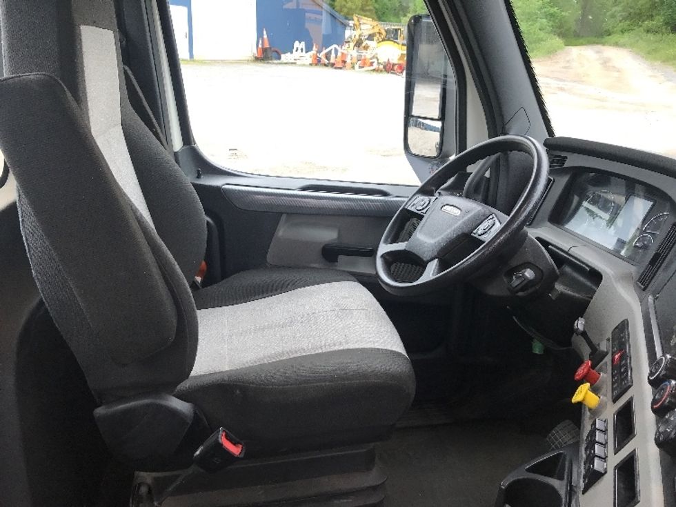 Day Cab Tractor-Heavy Duty Tractors-Freightliner-2020-T11664ST-Whitesboro-NY-160,577\n\t\tmiles-$ 58,250 - Image 14