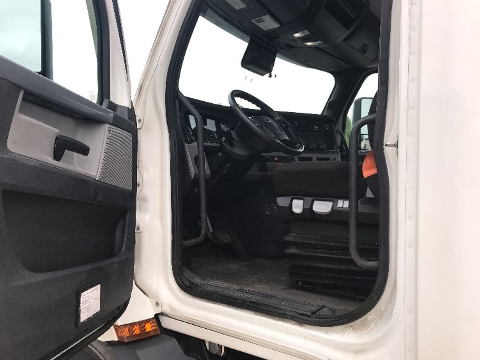 Day Cab Tractor-Heavy Duty Tractors-Freightliner-2020-T11664ST-Whitesboro-NY-160,577\n\t\tmiles-$ 58,250 - Image 9