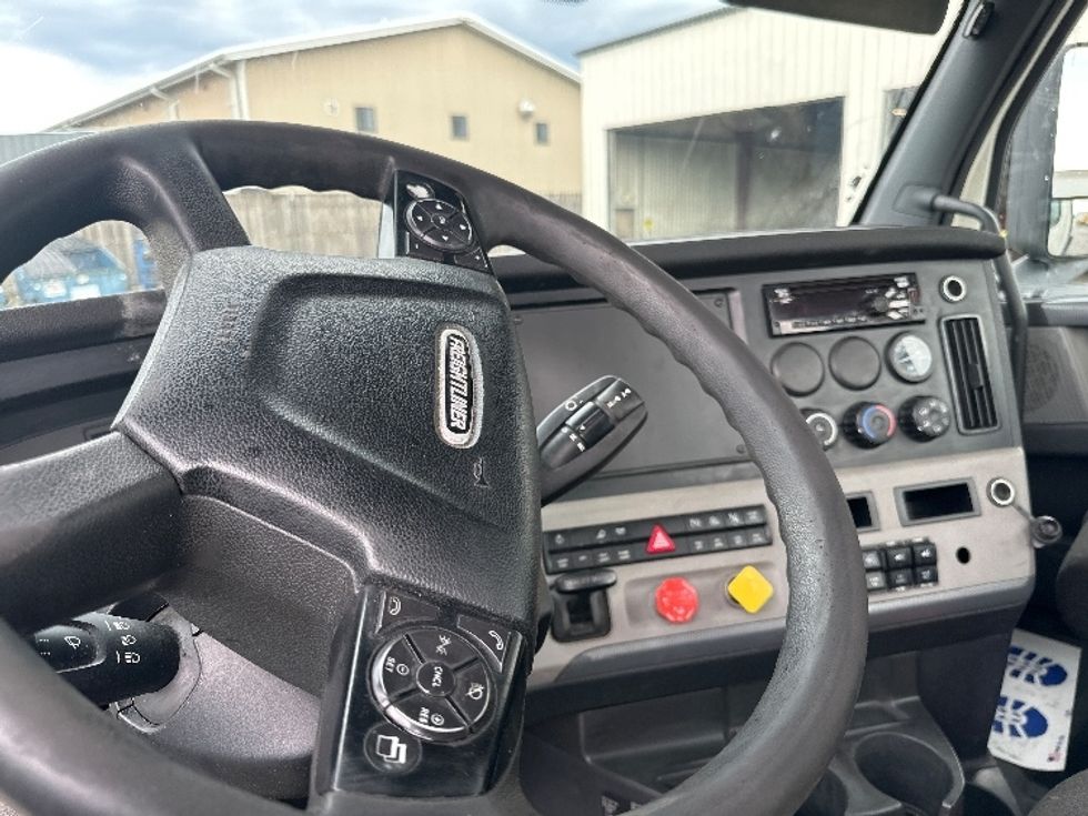 Day Cab Tractor-Heavy Duty Tractors-Freightliner-2020-T11664ST-Windsor-WI-547,011\n\t\tmiles-$ 39,500 - Image 10
