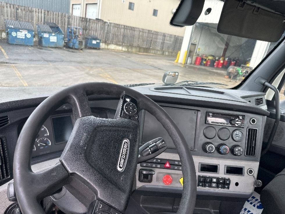 Day Cab Tractor-Heavy Duty Tractors-Freightliner-2020-T11664ST-Windsor-WI-547,011\n\t\tmiles-$ 39,500 - Image 11