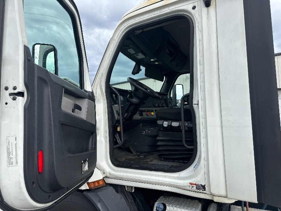 Day Cab Tractor-Heavy Duty Tractors-Freightliner-2020-T11664ST-Windsor-WI-547,011\n\t\tmiles-$ 39,500 - Image 9